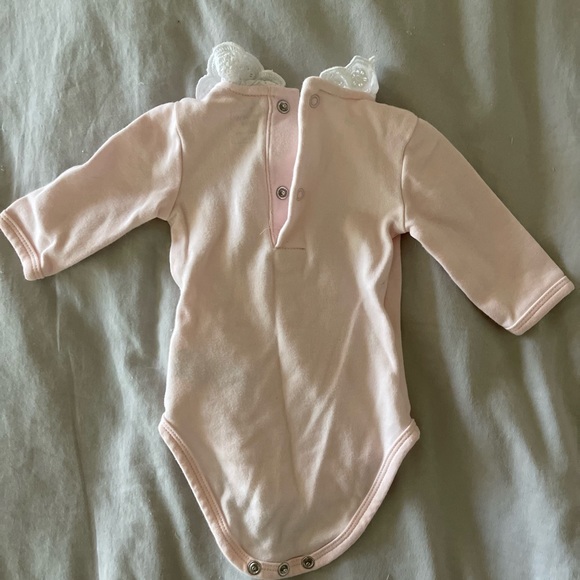 Carrement Beau pink baby bodysuit with white ruffle. Size 1 month (54 cm) - Picture 2 of 2